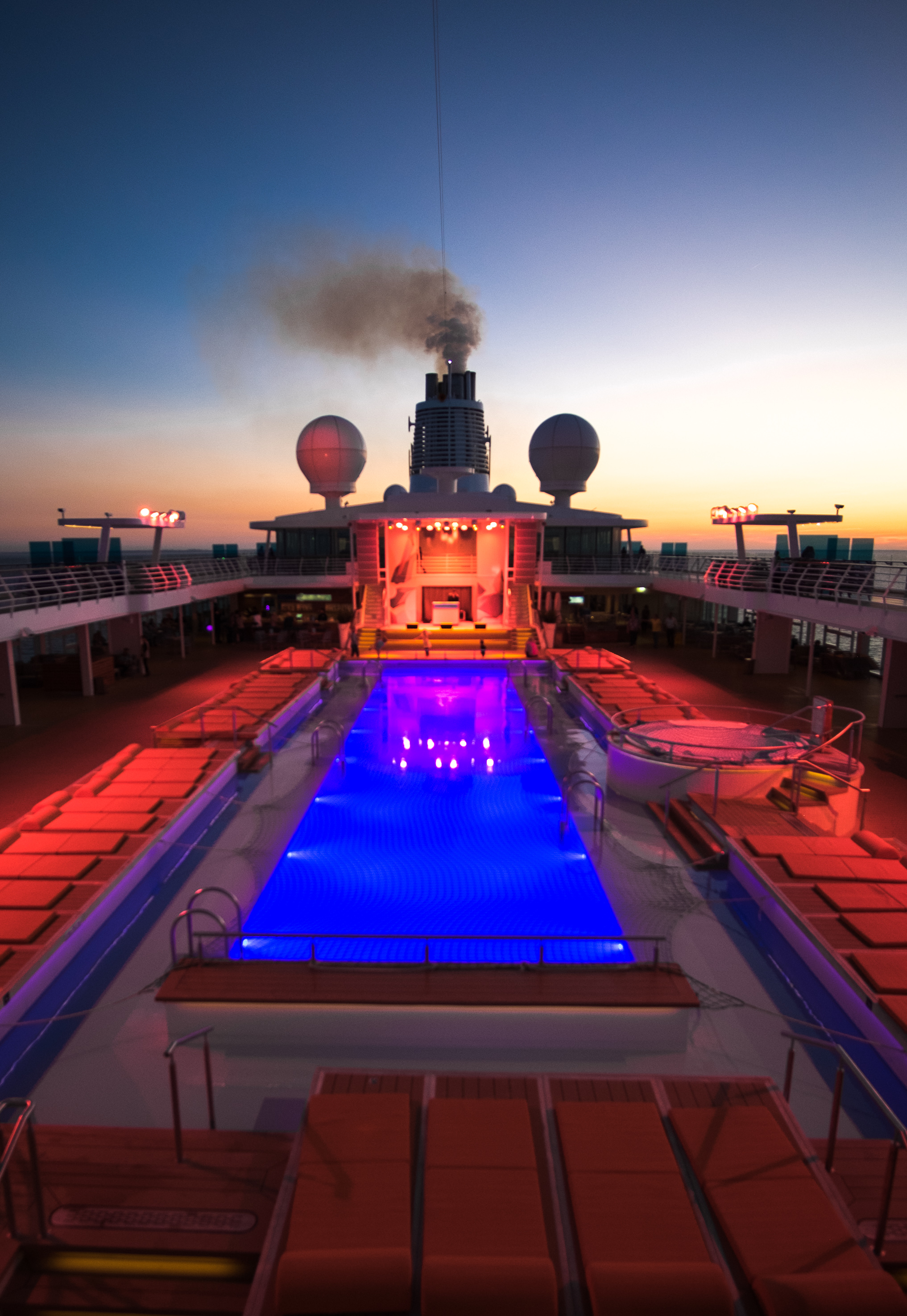 Ostsee Kreuzfahrt: Der Pool mit Abendbeleuchtung
